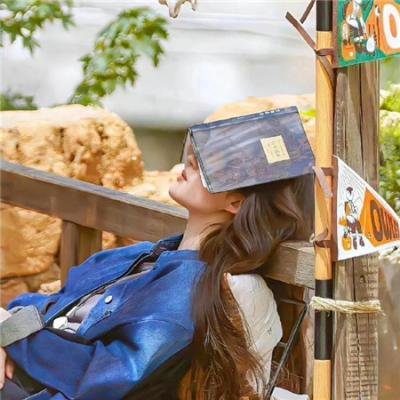 使用下方 20 个影片名，按顺序一一对应，不要改动片名文字，只根据片名和括号内类型提示来虚构全新的故事内容： 幽灵杀手 一根神棍 星际大争霸 艾斯卡达的三次葬礼 造梦者 寻访千利休 双重间谍 风味团圆饭 魔幻风云 功夫热粤语 追随 如何孤独终老 往上飞 寂静的梦幻之海 街坊邻居 恶棍特工 不要走远 不可战胜 日挂中天 丫山情